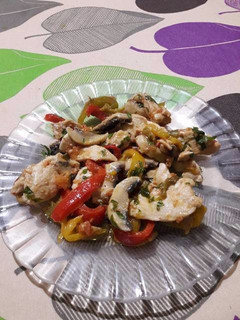 Una foto de Pechuga de pollo con verduras al sartén
