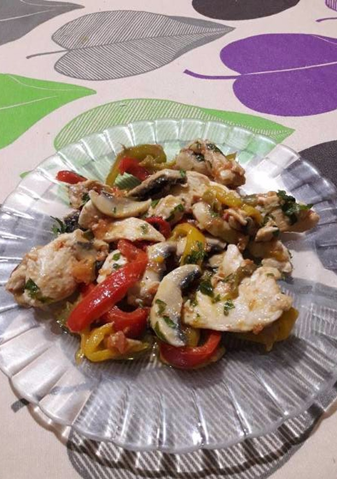 Una foto de Pechuga de pollo con verduras al sartén