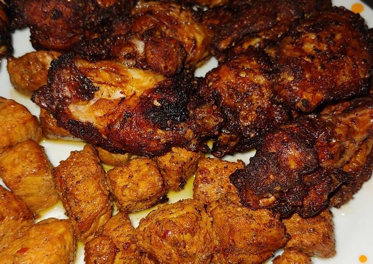 Alitas de pollo y tacos de cerdo en Moruno Rojo