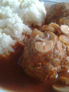 Una foto de Albóndigas con champiñones