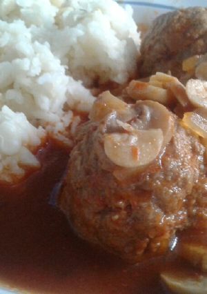 Una foto de Albóndigas con champiñones