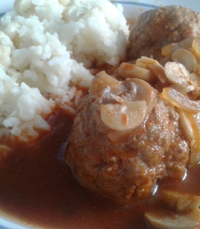 Una foto de Albóndigas con champiñones