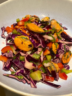 Una foto de Ensalada de mejillones y lombarda