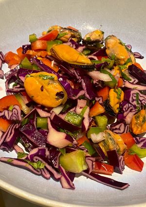 Una foto de Ensalada de mejillones y lombarda