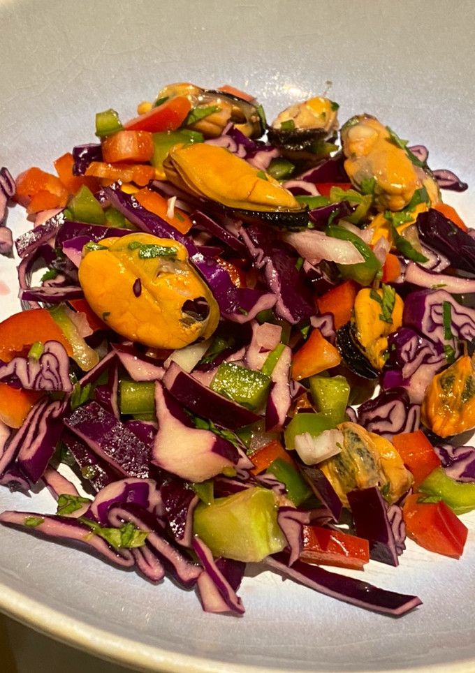 Una foto de Ensalada de mejillones y lombarda