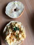 Scrambled eggs με σπανάκι σε bagel