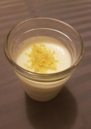 Une photo de Panna cotta à la noix de coco et au citron