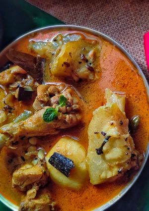 লাউ দিয়ে মুরগির ঝোল(Lau diye Murgir jhol recipe in Bengali) রেসিপির প্রধান ছবি