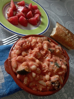 Una foto de Alubias con calabacín y tomate. Vegetarianas