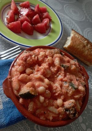 Una foto de Alubias con calabacín y tomate. Vegetarianas