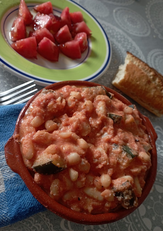 Una foto de Alubias con calabacín y tomate. Vegetarianas