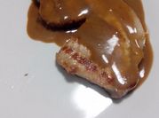 Una foto de bistec con salsa de soja