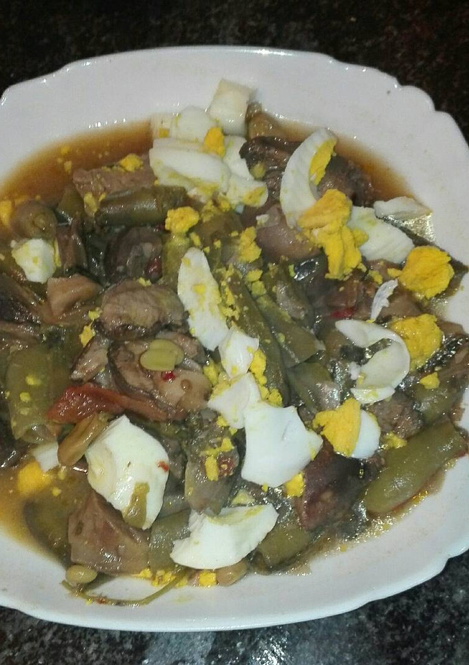 Una foto de Guiso de habas con gurumelos en la olla GM g