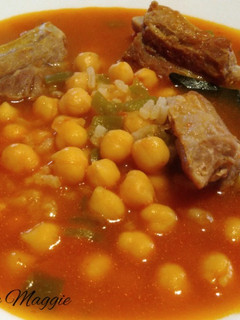 Una foto de Guiso de garbanzos con arroz y costilla de cerdo