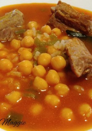 Una foto de Guiso de garbanzos con arroz y costilla de cerdo