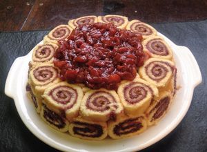 Una foto de Torta con salsa de frutillas al Oporto