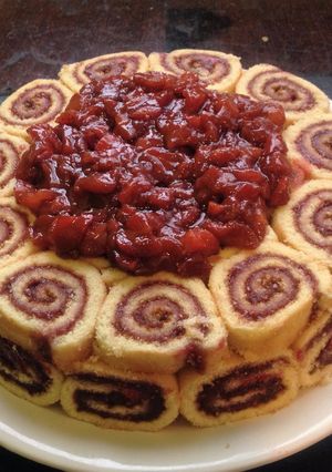 Una foto de Torta con salsa de frutillas al Oporto