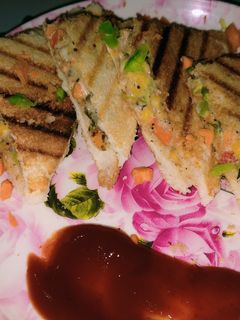 વેજ. મેયોસેન્ડવીચ(veg mayo Sandwich recipe in Gujarati) રેસીપી મુખ્ય ફોટો