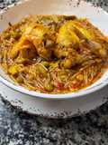 Guiso con fideos de arroz y alitas de pollo