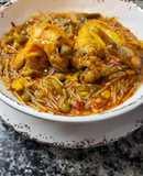 Guiso con fideos de arroz y alitas de pollo