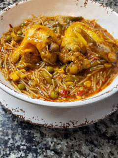 Una foto de Guiso con fideos de arroz y alitas de pollo