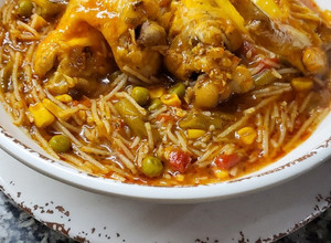 Una foto de Guiso con fideos de arroz y alitas de pollo