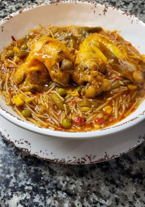 Una foto de Guiso con fideos de arroz y alitas de pollo