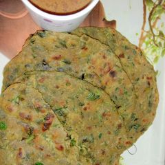 A picture of Methi Paratha.