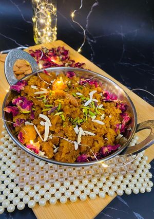 बेसन का हलवा (Besan ka Halwa recipe in Hindi) रेसिपी मुख्य फोटो