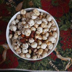 A picture of Healthy Herb Makhana n nuts.