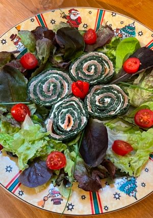Une photo de Ma Couronne de Noël : roulés épinard & saumon fumé