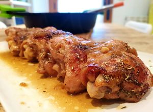 Una foto de Contramuslos de pollo en salsa de soja y miel