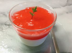 Foto di Panna cotta con gelatina di susine
