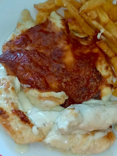 Una foto de Pollo con salsa de quesos gratinada
