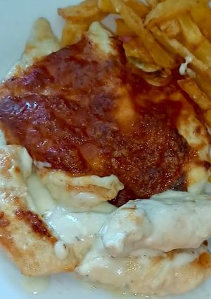 Foto principal de Pollo con salsa de quesos gratinada
