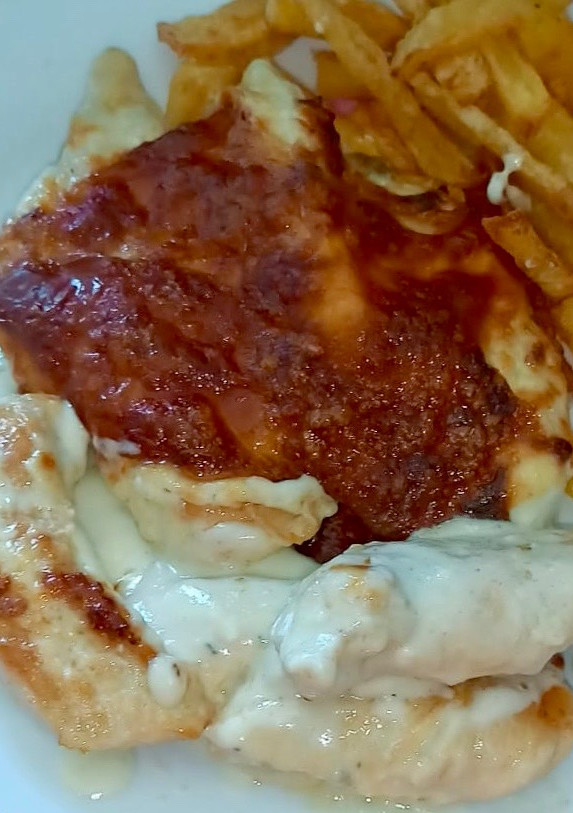 Una foto de Pollo con salsa de quesos gratinada