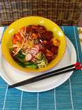 Gemüse - Reis - Bowl mit karamellisiertem Schweinebraten