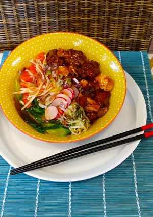 Gemüse - Reis - Bowl mit karamellisiertem Schweinebraten Rezepthauptbild