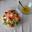 Ensalada de lacitos, rúcula, zanahoria y vinagreta de naranja