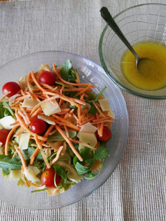 Una foto de Ensalada de lacitos, rúcula, zanahoria y vinagreta de naranja
