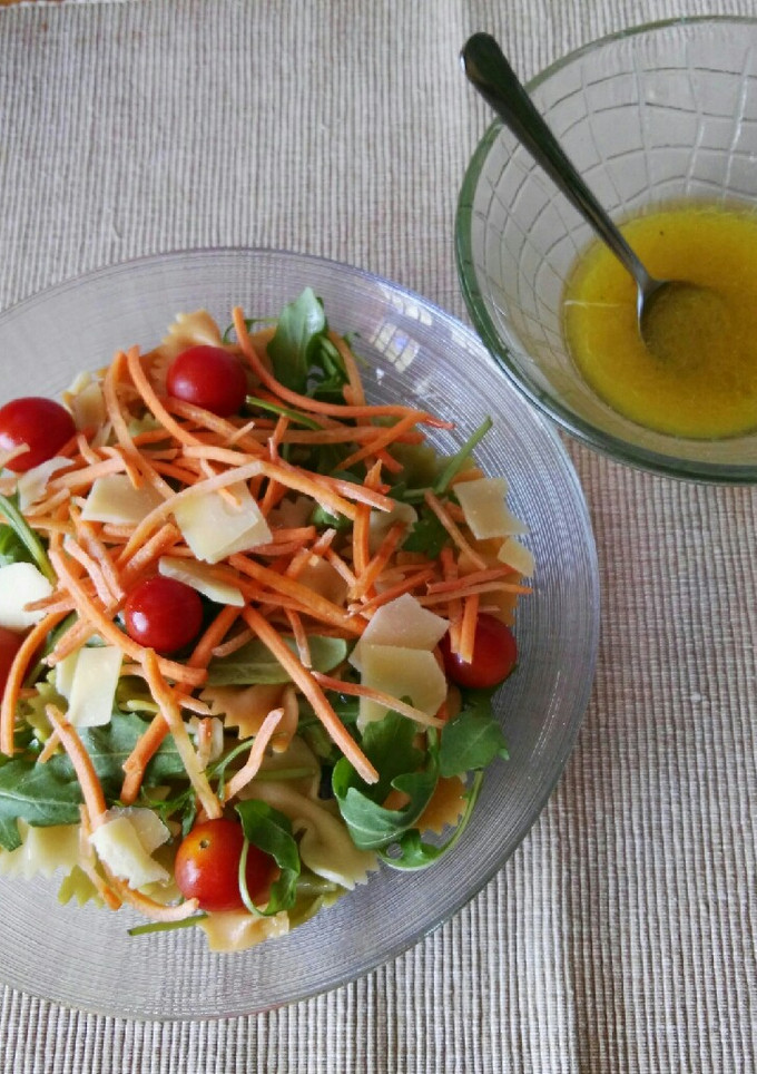 Una foto de Ensalada de lacitos, rúcula, zanahoria y vinagreta de naranja