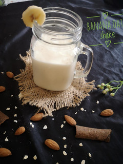 A picture of Banana oats shake.