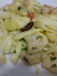 Una foto de Calabacetis con gambas al ajillo🍜