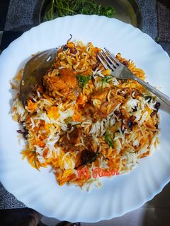 चिकन बिर्याणी (Chicken Biryani Recipe In Marathi) रेसिपी चे मुख्य फोटो 