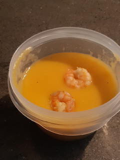 Una foto de Puré de calabaza y langostinos