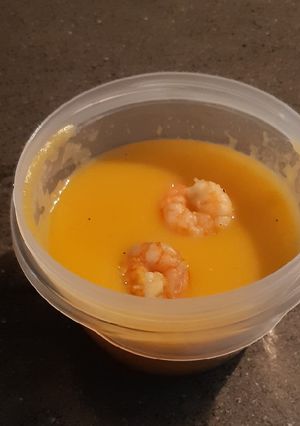 Una foto de Puré de calabaza y langostinos