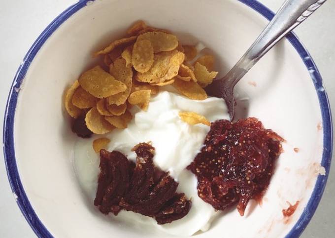 Bol de desayuno: yogurt, dátiles y mermelada de higo ? Receta de FOODIE-  Cookpad