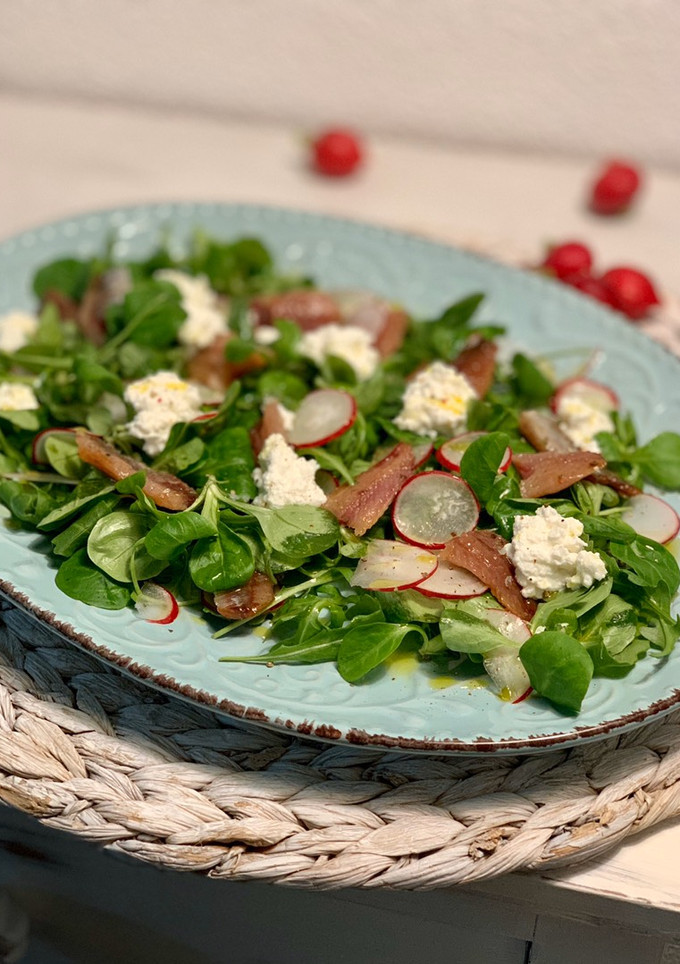 Una foto de Ensalada de rabanitos y sardinas ahumadas