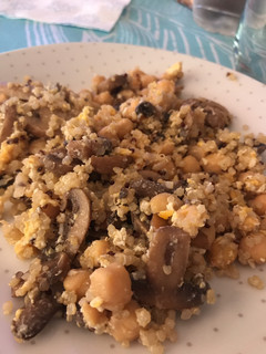 Una foto de Quinoa con champiñón y garbanzos