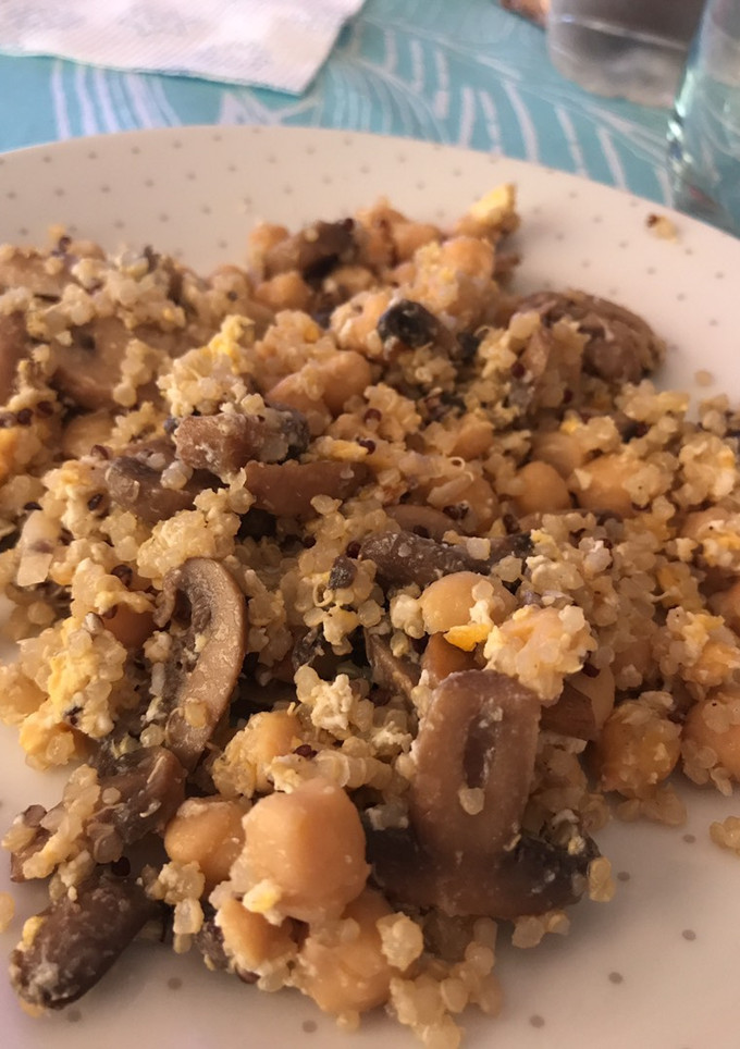 Una foto de Quinoa con champiñón y garbanzos